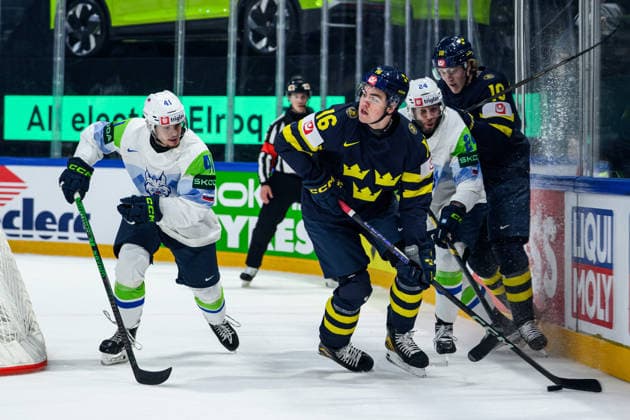 260520 Anton Frondell of Sweden and Jan Cosic of Slovenia during the 2026 IIHF Ice hockey, Eishockey World Championship, WM, Weltmeisterschaft between Sweden and Slovenia on May 20, 2026 in Fribourg. Photo: Jesper Zerman BILDBYRAN kod JZ JZ0722 ishockey ice hockey ishockey-vm 2026 vm 2026 iihf world championship sverige sweden slovenia bbeng bbauto Copyright: JESPERxZERMAN BB260520JZ083