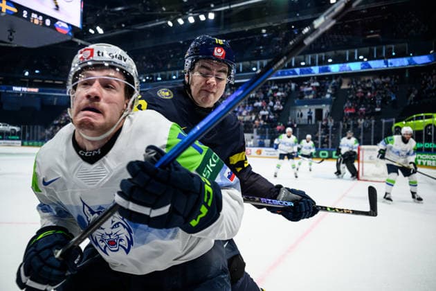 260520 Nace Langus of Slovenia and Anton Frondell of Sweden during the 2026 IIHF Ice hockey, Eishockey World Championship, WM, Weltmeisterschaft between Sweden and Slovenia on May 20, 2026 in Fribourg. Photo: Jesper Zerman BILDBYRAN kod JZ JZ0722 ishockey ice hockey ishockey-vm 2026 vm 2026 iihf world championship sverige sweden slovenia bbeng bbauto *** 260520 Nace Langus of Slovenia and Anton Frondell of Sweden during the 2026 IIHF Ice Hockey World Championship between Sweden and Slovenia on May 20, 2026 in Fribourg Photo Jesper Zerman BILDBYRAN kod JZ JZ0722 ishockey ice hockey ishockey vm 2026 vm 2026 iihf world championship sverige sweden slovenia bbeng bbauto  Copyright: JESPERxZERMAN BB260520JZ084
