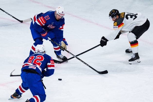 ZURICH, SWITZERLAND - MAY 20: Fabio Wagner (Germany, 38) losing the puck against Alex Steeves (United States, 21) and Isaac Howard (United States, 22) during the Preliminary Round - Group A Match 27 between United States and Germany at the IIHF Ice hockey, Eishockey World Championship, WM, Weltmeisterschaft 2026, Swiss Life Arena on May 20, 2026 in Zurich, Switzerland. Zurich Switzerland Copyright: xTimoxSteinx