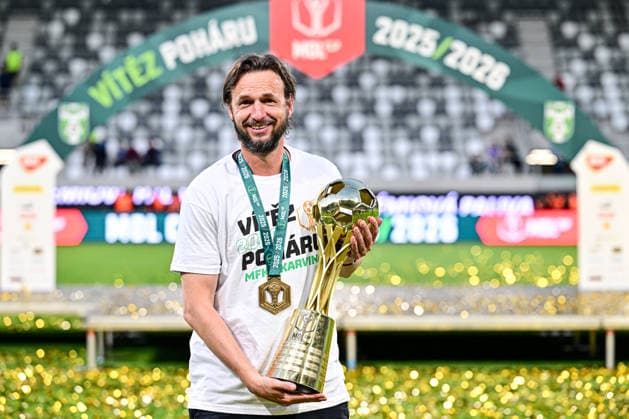 Finale ceskeho fotbaloveho poharu MOL Cupu: FK Jablonec - MFK Karvina, 20. kvetna 2026, Hradec Kralove. Trener Marek Jarolim z Karvine s poharem pro viteze. (CTKxPhoto DavidxTanecek) CTKPhotoP2026052009916  CTKPhotoP2026052009916