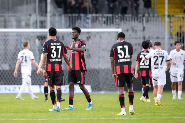v.li.: Jeremiaha Maluze (SGE, 37), Collin Owusu Etse (SGE, 47), Davis Carlos Bautista Medina (SGE, 51), Spieler von Eintracht Frankfurt, enttäuscht über das Unentschieden, nur remis, Enttäuschung nach dem Schlusspfiff, Highlight, Punktverlust, Frustration, disappointed, pessimistisch, 20.05.2026, Sandhausen (Deutschland), Fussball, Jubiläumsspiel, SV Sandhausen - Eintracht Frankfurt