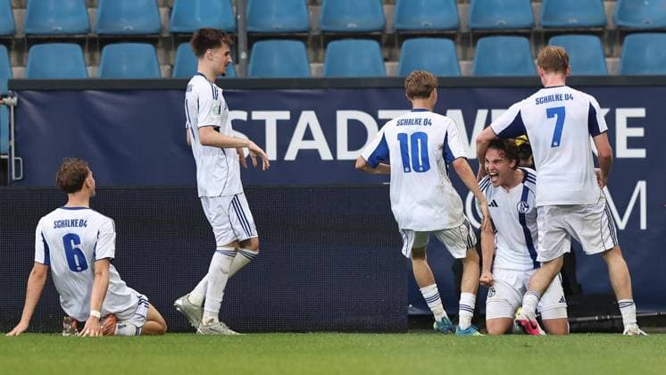 Finale U19-Westfalenpokal VfL Bochum - FC Schalke 04 ** NUR FÜR REDAKTIONELLE ZWECKE ** EDITORIAL USE ONLY **<p>Ben Weber (FC Schalke 04) (Zweiter rechts) ferit das 1:3 mit seinen Teamkollegen beim U19 Westfalenpokalfinale zwischen dem VfL Bochum und FC Schalke 04 am 20. Mai 2026 im Vonovia Ruhrstadion in Bochum. Deutschland Nordrhein-Westfalen Bochum Copyright: ChristofxKöpsel