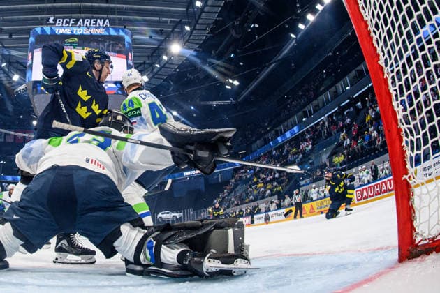 260520 Lucas Raymond of Sweden (r) scores the 1-0 goal against goaltender Zan Us of Slovenia during the 2026 IIHF Ice hockey, Eishockey World Championship, WM, Weltmeisterschaft between Sweden and Slovenia on May 20, 2026 in Fribourg. Photo: Jesper Zerman BILDBYRAN kod JZ JZ0722 ishockey ice hockey ishockey-vm 2026 vm 2026 iihf world championship sverige sweden slovenia bbeng bbauto Copyright: JESPERxZERMAN BB260520JZ085