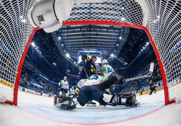 260520 Lucas Raymond of Sweden (r) scores the 1-0 goal against goaltender Zan Us of Slovenia during the 2026 IIHF Ice hockey, Eishockey World Championship, WM, Weltmeisterschaft between Sweden and Slovenia on May 20, 2026 in Fribourg. Photo: Jesper Zerman BILDBYRAN kod JZ JZ0722 ishockey ice hockey ishockey-vm 2026 vm 2026 iihf world championship sverige sweden slovenia bbeng bbauto Copyright: JESPERxZERMAN BB260520JZ086