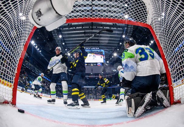 260520 Jacob De La Rose of Sweden after scoring the 2-0 goal during the 2026 IIHF Ice hockey, Eishockey World Championship, WM, Weltmeisterschaft between Sweden and Slovenia on May 20, 2026 in Fribourg. Photo: Jesper Zerman BILDBYRAN kod JZ JZ0722 ishockey ice hockey ishockey-vm 2026 vm 2026 iihf world championship sverige sweden slovenia bbeng bbauto jubel Copyright: JESPERxZERMAN BB260520JZ087