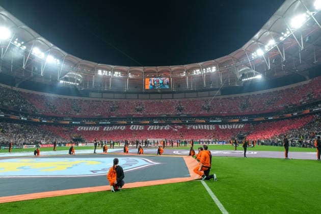 Choreografie der Fans, Ultras, Banner, Fahnen, Schal, Tribüne, Choreographie , Türkei, Fussball, UEFA Europa League, Finale, 2025 2026, SC Freiburg vs. Aston Villa, 20.05.2026, TüpraÅü Stadium, BeÅüiktaÅü Park, Istanbul Istanbul TüpraÅü Stadium, BeÅüiktaÅü Par Istanbul Türkei Copyright: xArnexAmbergx