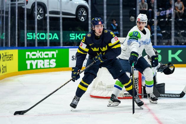 260520 Linus Karlsson of Sweden and Miha Bericic of Slovenia during the 2026 IIHF Ice hockey, Eishockey World Championship, WM, Weltmeisterschaft between Sweden and Slovenia on May 20, 2026 in Fribourg. Photo: Jesper Zerman BILDBYRAN kod JZ JZ0722 ishockey ice hockey ishockey-vm 2026 vm 2026 iihf world championship sverige sweden slovenia bbeng bbauto Copyright: JESPERxZERMAN BB260520JZ088
