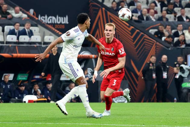 20.05.2026, xrekx, Fussball Europa League Finale 2026, SC Freiburg - Aston Villa v.l. Ollie Watkins (Aston Villa FC) Philipp Lienhart zautz (SC Freiburg) Zweikampf, Aktion, action, battle for the ball (DFL DFB REGULATIONS PROHIBIT ANY USE OF PHOTOGRAPHS as IMAGE SEQUENCES and or QUASI-VIDEO) Istanbul