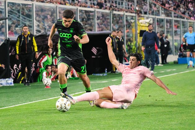 IPA84909445 - Palermo, Italy, 20 May 2026. Renzo Barbera Stadium, Palermo vs Catanzaro, match valid for the return semi-final of the 2025 2026 Serie B Play-Offs. In the photo: Filippo Ranocchia (Palermo FC) and Costantino Favasuli (US Catanzaro)  Copyright: xFedericoxSerra IPAxSportx xx 84909445