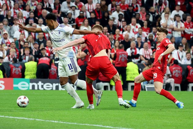 20.05.2026, xrekx, Fussball Europa League Finale 2026, SC Freiburg - Aston Villa v.l. Ollie Watkins (Aston Villa FC) Philipp Lienhart zautz (SC Freiburg) Philipp Treu (SC Freiburg) Zweikampf, Aktion, action, battle for the ball (DFL DFB REGULATIONS PROHIBIT ANY USE OF PHOTOGRAPHS as IMAGE SEQUENCES and or QUASI-VIDEO) Istanbul