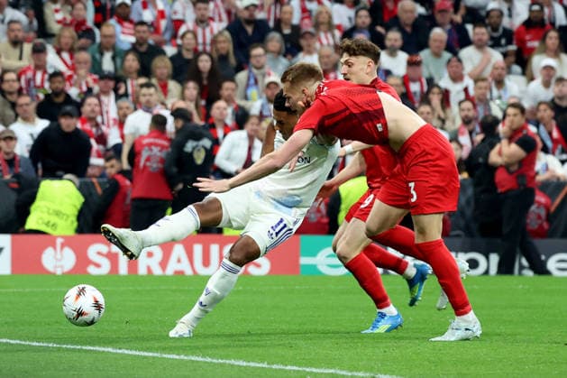 20.05.2026, xrekx, Fussball Europa League Finale 2026, SC Freiburg - Aston Villa v.l. Ollie Watkins (Aston Villa FC) Philipp Lienhart zautz (SC Freiburg) Philipp Treu (SC Freiburg) Zweikampf, Aktion, action, battle for the ball (DFL DFB REGULATIONS PROHIBIT ANY USE OF PHOTOGRAPHS as IMAGE SEQUENCES and or QUASI-VIDEO) Istanbul