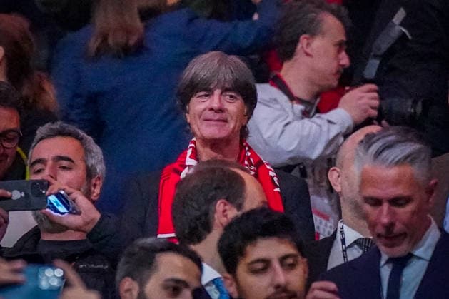 Türkei: Fussball UEFA Europa League 2025 - 2026, Finale in Istanbul - SC Freiburg vs Aston Villa - Tüpras Stadyumu (Istanbul): Türkei, Istanbul, Europa, UEFA Europa League Finale 2026, Joachim Löw, Jogi Löw, ehemaliger Bundestrainer, Deutschland, DFB, Trainerlegende, Fußballprominenz, VIP-Tribüne, prominente Zuschauer, UEFA Europa League, SC Freiburg, Aston Villa, Tüpras Stadyumu, Fußballabend, Medieninteresse, internationale Sportberichterstattung, Stadionatmosphäre, Sportevent, deutsche Fußballgeschichte, TV-Bilder, Prominenz, Türkei aktuell Copyright: xJOERANxSTEINSIEKx