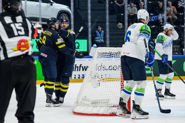 260520 Jacob De La Rose and Linus Karlsson of Sweden celebrating the 3-0 goal during the 2026 IIHF Ice hockey, Eishockey World Championship, WM, Weltmeisterschaft between Sweden and Slovenia on May 20, 2026 in Fribourg. Photo: Jesper Zerman BILDBYRAN kod JZ JZ0722 ishockey ice hockey ishockey-vm 2026 vm 2026 iihf world championship sverige sweden slovenia bbeng bbauto jubel Copyright: JESPERxZERMAN BB260520JZ091