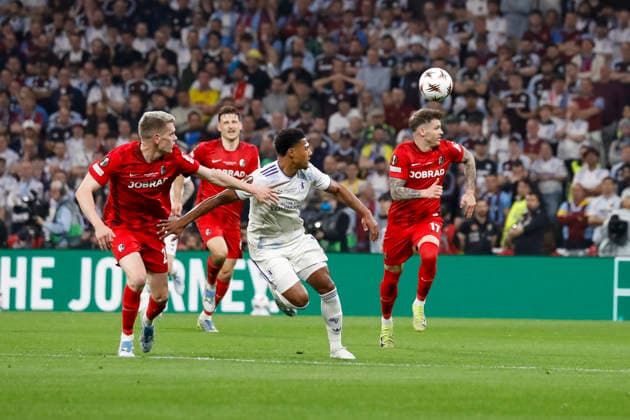 Matthias Ginter (SC Freiburg, 28), Ollie Watkins (Aston Villa, 11) und Lukas Kübler, Kubler (SC Freiburg, 17) im Kampf um den Ball , Türkei, Fussball, UEFA Europa League, Finale, 2025 2026, SC Freiburg vs. Aston Villa, 20.05.2026, Istanbul Besiktas Park Türkei Copyright: xGrantxHubbsx