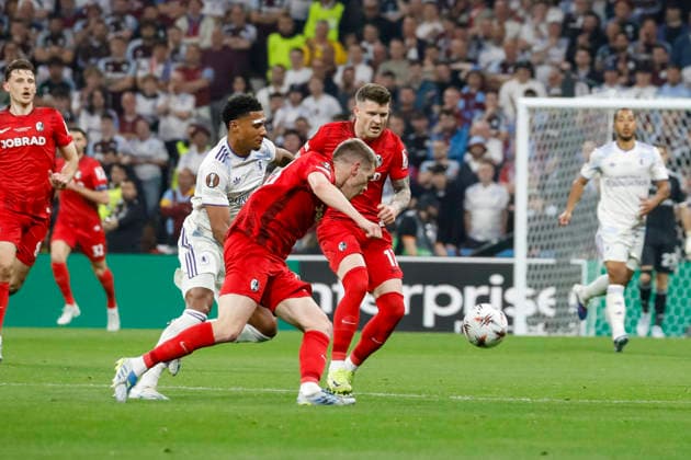 Ollie Watkins (Aston Villa, 11), Matthias Ginter (SC Freiburg, 28) und Lukas Kübler, Kubler (SC Freiburg, 17) im Kampf um den Ball , Türkei, Fussball, UEFA Europa League, Finale, 2025 2026, SC Freiburg vs. Aston Villa, 20.05.2026, Istanbul Besiktas Park Türkei Copyright: xGrantxHubbsx