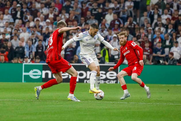 Matthias Ginter (SC Freiburg, 28), Emiliano Buendia (Aston Villa, 10) und Niklas Beste (SC Freiburg, 19) im Kampf um den Ball , Türkei, Fussball, UEFA Europa League, Finale, 2025 2026, SC Freiburg vs. Aston Villa, 20.05.2026, Istanbul Besiktas Park Türkei Copyright: xGrantxHubbsx