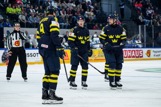 260520 Linus Karlsson, Emil Heineman and Jacob De La Rose of Sweden during the 2026 IIHF Ice hockey, Eishockey World Championship, WM, Weltmeisterschaft between Sweden and Slovenia on May 20, 2026 in Fribourg. Photo: Jesper Zerman BILDBYRAN kod JZ JZ0722 ishockey ice hockey ishockey-vm 2026 vm 2026 iihf world championship sverige sweden slovenia bbeng Copyright: JESPERxZERMAN BB260520JZ092