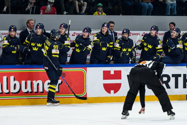 260520 Jacob De La Rose of Sweden celebrating the 3-0 goal with the bench during the 2026 IIHF Ice hockey, Eishockey World Championship, WM, Weltmeisterschaft between Sweden and Slovenia on May 20, 2026 in Fribourg. Photo: Jesper Zerman BILDBYRAN kod JZ JZ0722 ishockey ice hockey ishockey-vm 2026 vm 2026 iihf world championship sverige sweden slovenia bbeng bbauto jubel Copyright: JESPERxZERMAN BB260520JZ093