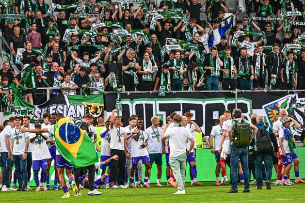 Finale ceskeho fotbaloveho poharu MOL Cupu: FK Jablonec - MFK Karvina, 20. kvetna 2026, Hradec Kralove. Hraci Karvine slavi s fanousky vitezstvi. (CTKxPhoto DavidxTanecek) CTKPhotoP2026052010091  CTKPhotoP2026052010091