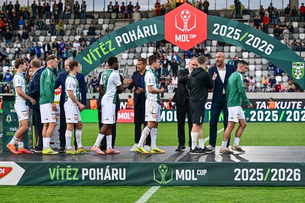 Finale ceskeho fotbaloveho poharu MOL Cupu: FK Jablonec - MFK Karvina, 20. kvetna 2026, Hradec Kralove. Hraci Jablonce si prebiraji medaile po prohranem utkani. (CTKxPhoto DavidxTanecek) CTKPhotoP2026052010177  CTKPhotoP2026052010177