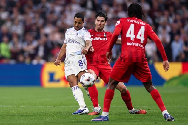 Youri Tielemans of Aston Villa passes the ball SC Freiburg v Aston Villa, UEFA Europa League, Final, Football, Besiktas Park, Istanbul, Turkiye - 20 May 2026Istanbul Besiktas Park United Kingdom EDITORIAL USE ONLY No use with unauthorised audio, video, data, fixture lists, club league logos or live services. Online in-match use limited to 120 images, no video emulation. No use in betting, games or single club league player publications.  Copyright: xRaddadxJebarah Shutterstockx 16883158af