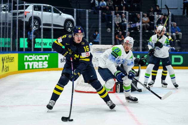 260520 Anton Frondell of Sweden and Jan Drozg of Slovenia during the 2026 IIHF Ice hockey, Eishockey World Championship, WM, Weltmeisterschaft between Sweden and Slovenia on May 20, 2026 in Fribourg. Photo: Jesper Zerman BILDBYRAN kod JZ JZ0722 ishockey ice hockey ishockey-vm 2026 vm 2026 iihf world championship sverige sweden slovenia bbeng bbauto Copyright: JESPERxZERMAN BB260520JZ096