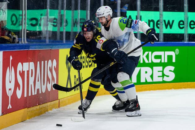 260520 Jack Berglund of Sweden and Aleksandar Magovac of Slovenia during the 2026 IIHF Ice hockey, Eishockey World Championship, WM, Weltmeisterschaft between Sweden and Slovenia on May 20, 2026 in Fribourg. Photo: Jesper Zerman BILDBYRAN kod JZ JZ0722 ishockey ice hockey ishockey-vm 2026 vm 2026 iihf world championship sverige sweden slovenia bbeng bbauto Copyright: JESPERxZERMAN BB260520JZ098