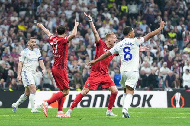 Nicolas Höfler Nicolas Hoefler (SC Freiburg, 27), Philipp Lienhart (SC Freiburg, 03) und Youri Tielemans (Aston Villa, 08) beschweren sich , Türkei, Fussball, UEFA Europa League, Finale, 2025 2026, SC Freiburg vs. Aston Villa, 20.05.2026, TüpraÅü Stadium, BeÅüiktaÅü Park, Istanbul Istanbul TüpraÅü Stadium, BeÅüiktaÅü Par Istanbul Türkei Copyright: xArnexAmbergx