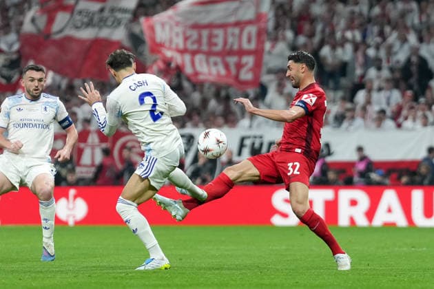 Matty Cash (Aston Villa, 02) foult Vincenzo Grifo (SC Freiburg, 32) , Türkei, Fussball, UEFA Europa League, Finale, 2025 2026, SC Freiburg vs. Aston Villa, 20.05.2026, TüpraÅü Stadium, BeÅüiktaÅü Park, Istanbul Istanbul TüpraÅü Stadium, BeÅüiktaÅü Par Istanbul Türkei *** Matty Cash Aston Villa, 02 fouls Vincenzo Grifo SC Freiburg, 32 , Turkey, Football, UEFA Europa League, Final, 2025 2026, SC Freiburg vs Aston Villa, 20 05 2026, Tüprasü Stadium, Besiktasu Park, Istanbul Istanbul Tüprasü Stadium, Besiktasu Park Istanbul Turkey Copyright: xArnexAmbergx