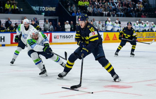 260520 Anze Kuralt of Slovenia and Simon Holmström of Sweden during the 2026 IIHF Ice hockey, Eishockey World Championship, WM, Weltmeisterschaft between Sweden and Slovenia on May 20, 2026 in Fribourg. Photo: Jesper Zerman BILDBYRAN kod JZ JZ0722 ishockey ice hockey ishockey-vm 2026 vm 2026 iihf world championship sverige sweden slovenia bbeng bbauto Copyright: JESPERxZERMAN BB260520JZ099