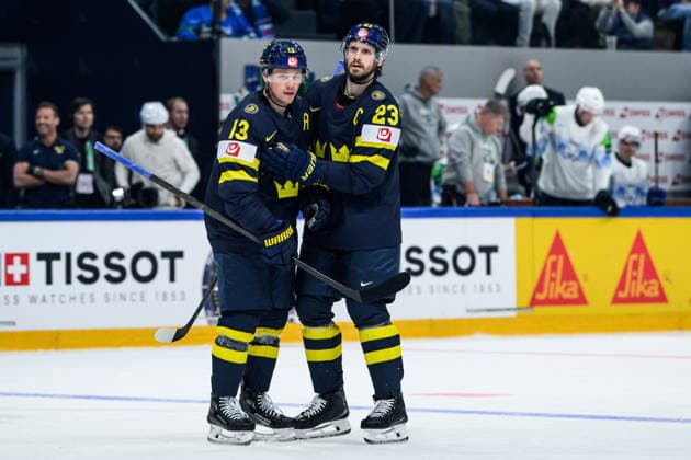 260520 Lucas Raymond and Oliver Ekman-Larsson of Sweden celebrating the 5-0 during the 2026 IIHF Ice hockey, Eishockey World Championship, WM, Weltmeisterschaft between Sweden and Slovenia on May 20, 2026 in Fribourg. Photo: Jesper Zerman BILDBYRAN kod JZ JZ0722 ishockey ice hockey ishockey-vm 2026 vm 2026 iihf world championship sverige sweden slovenia bbeng bbauto jubel Copyright: JESPERxZERMAN BB260520JZ100