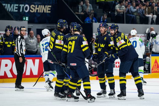 260520 Lucas Raymond, Jacob De La Rose, Viggo Björck, and Oliver Ekman-Larsson of Sweden celebrating the 5-0 goal during the 2026 IIHF Ice hockey, Eishockey World Championship, WM, Weltmeisterschaft between Sweden and Slovenia on May 20, 2026 in Fribourg. Photo: Jesper Zerman BILDBYRAN kod JZ JZ0722 ishockey ice hockey ishockey-vm 2026 vm 2026 iihf world championship sverige sweden slovenia bbeng bbauto jubel Copyright: JESPERxZERMAN BB260520JZ101