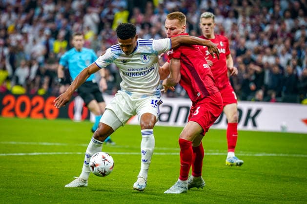 Türkei: Fussball UEFA Europa League 2025 - 2026, Finale in Istanbul - SC Freiburg vs Aston Villa - Tüpras Stadyumu (Istanbul): Ollie Watkins (Aston Villa, 11) Philipp Lienhart (SC Freiburg, 03) Copyright: xJOERANxSTEINSIEKx