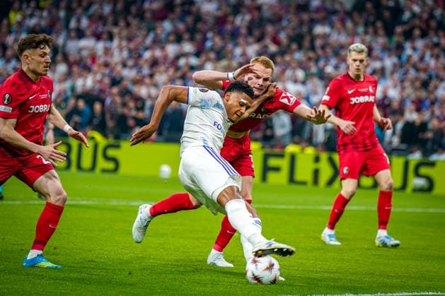 Türkei: Fussball UEFA Europa League 2025 - 2026, Finale in Istanbul - SC Freiburg vs Aston Villa - Tüpras Stadyumu (Istanbul): Ollie Watkins (Aston Villa, 11) Philipp Lienhart (SC Freiburg, 03) Copyright: xJOERANxSTEINSIEKx