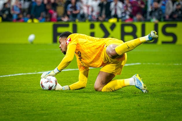 Türkei: Fussball UEFA Europa League 2025 - 2026, Finale in Istanbul - SC Freiburg vs Aston Villa - Tüpras Stadyumu (Istanbul): Noah Atubolu (SC Freiburg, 01) Copyright: xJOERANxSTEINSIEKx