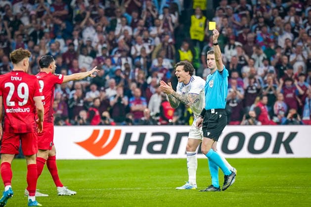 Türkei: Fussball UEFA Europa League 2025 - 2026, Finale in Istanbul - SC Freiburg vs Aston Villa - Tüpras Stadyumu (Istanbul): Schiedsrichter Francois Letexier zeigt Vincenzo Grifo (SC Freiburg, 32) Gelbe Karte Copyright: xJOERANxSTEINSIEKx