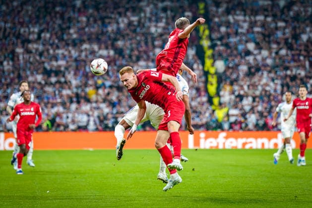 Türkei: Fussball UEFA Europa League 2025 - 2026, Finale in Istanbul - SC Freiburg vs Aston Villa - Tüpras Stadyumu (Istanbul): Philipp Lienhart (SC Freiburg, 03) Copyright: xJOERANxSTEINSIEKx