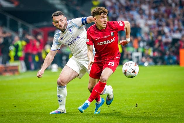 Türkei: Fussball UEFA Europa League 2025 - 2026, Finale in Istanbul - SC Freiburg vs Aston Villa - Tüpras Stadyumu (Istanbul): Philipp Treu (SC Freiburg, 29) John McGinn (Aston Villa, 7) Copyright: xJOERANxSTEINSIEKx