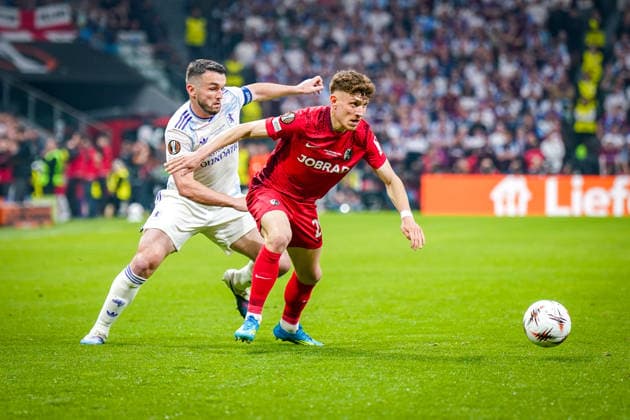 Türkei: Fussball UEFA Europa League 2025 - 2026, Finale in Istanbul - SC Freiburg vs Aston Villa - Tüpras Stadyumu (Istanbul): Philipp Treu (SC Freiburg, 29) John McGinn (Aston Villa, 7) Copyright: xJOERANxSTEINSIEKx