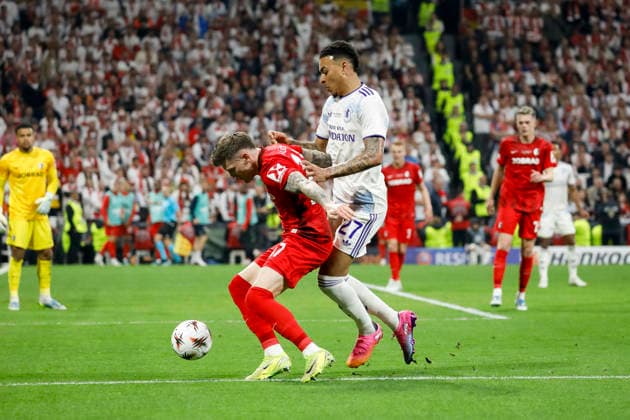 Lukas Kübler, Kubler (SC Freiburg, 17) und Morgan Rogers (Aston Villa, 27) im Zweikampf , Türkei, Fussball, UEFA Europa League, Finale, 2025 2026, SC Freiburg vs. Aston Villa, 20.05.2026, Istanbul Besiktas Park Türkei Copyright: xGrantxHubbsx