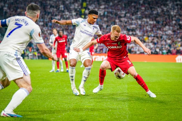 Türkei: Fussball UEFA Europa League 2025 - 2026, Finale in Istanbul - SC Freiburg vs Aston Villa - Tüpras Stadyumu (Istanbul): Philipp Lienhart (SC Freiburg, 03) Ollie Watkins (Aston Villa, 11) Copyright: xJOERANxSTEINSIEKx