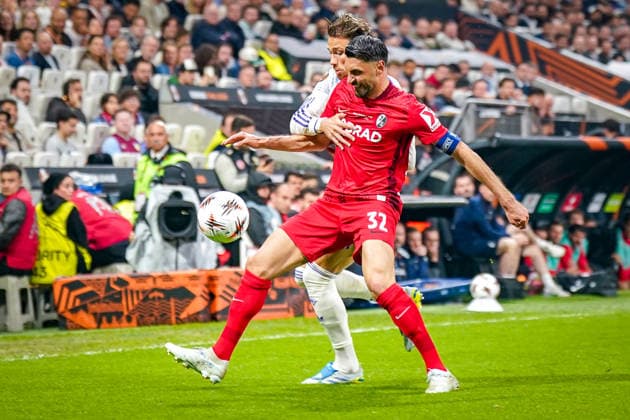 Türkei: Fussball UEFA Europa League 2025 - 2026, Finale in Istanbul - SC Freiburg vs Aston Villa - Tüpras Stadyumu (Istanbul): Vincenzo Grifo (SC Freiburg, 32) Matty Cash (Aston Villa, 2) Copyright: xJOERANxSTEINSIEKx