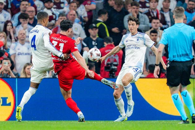 20.05.2026, SC Freiburg vs. Aston Villa, UEFA Europa League Finale, Final Matchday Igor Matanovic (SC Freiburg) Ezri Konsa (Aston Villa) Pau Torres (Aston Villa) Copyright: xBahhoxKarax