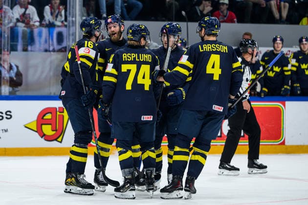 260520 Mattias Ekholm, Anton Frondell, Rasmus Asplund, Simon Holmström, and Jacob Larsson of Sweden celebrating the 6-0 goal during the 2026 IIHF Ice hockey, Eishockey World Championship, WM, Weltmeisterschaft between Sweden and Slovenia on May 20, 2026 in Fribourg. Photo: Jesper Zerman BILDBYRAN kod JZ JZ0722 ishockey ice hockey ishockey-vm 2026 vm 2026 iihf world championship sverige sweden slovenia bbeng bbauto jubel Copyright: JESPERxZERMAN BB260520JZ102