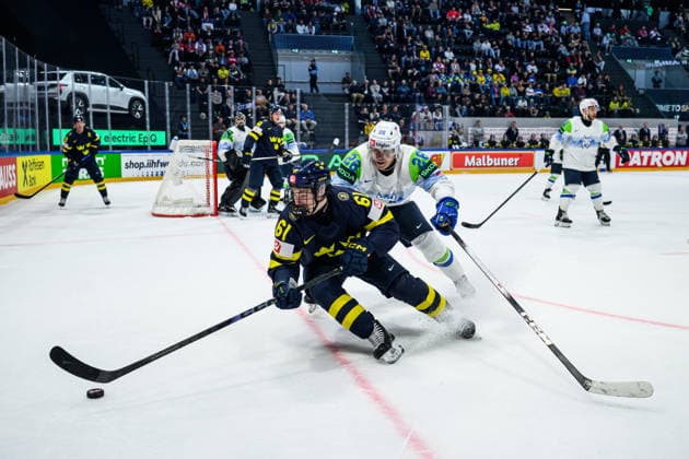 260520 Viggo Björck of Sweden and Maks Percic of Slovenia during the 2026 IIHF Ice hockey, Eishockey World Championship, WM, Weltmeisterschaft between Sweden and Slovenia on May 20, 2026 in Fribourg. Photo: Jesper Zerman BILDBYRAN kod JZ JZ0722 ishockey ice hockey ishockey-vm 2026 vm 2026 iihf world championship sverige sweden slovenia bbeng bbauto Copyright: JESPERxZERMAN BB260520JZ104