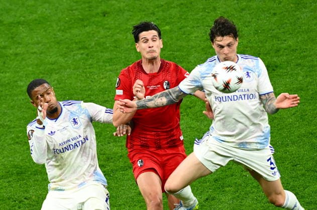 Freiburg v Aston Villa - UEFA Europa League final ISTANBUL, TURKIYE - MAY 20: Igor Matanovic (C) of Freiburg in action against Ezri Konsa (L) of Aston Villa during the UEFA Europa League final match between Freiburg and Aston Villa at Besiktas Park in Istanbul, Turkiye, on May 20, 2026. Arif Hudaverdi Yaman Anadolu Istanbul Turkey. Editorial use only. Please get in touch for any other usage.  Copyright: x2026xAnadoluxArifxHudaverdixYamanx
