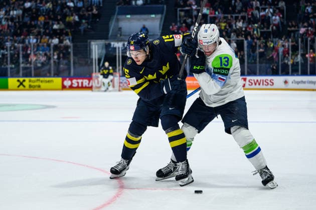 260520 Jack Berglund of Sweden and Nace Langus of Slovenia during the 2026 IIHF Ice hockey, Eishockey World Championship, WM, Weltmeisterschaft between Sweden and Slovenia on May 20, 2026 in Fribourg. Photo: Jesper Zerman BILDBYRAN kod JZ JZ0722 ishockey ice hockey ishockey-vm 2026 vm 2026 iihf world championship sverige sweden slovenia bbeng bbauto Copyright: JESPERxZERMAN BB260520JZ105