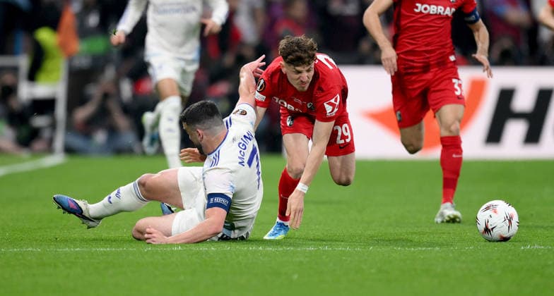 FUSSBALL EUROPA LEAGUE SAISON 2025 2026 Finale in Istanbul 20.05.2026 SC Freiburg - Aston Villa John McGinn (li, Aston Villa) gegen Philipp Treu (re, SC Freiburg)