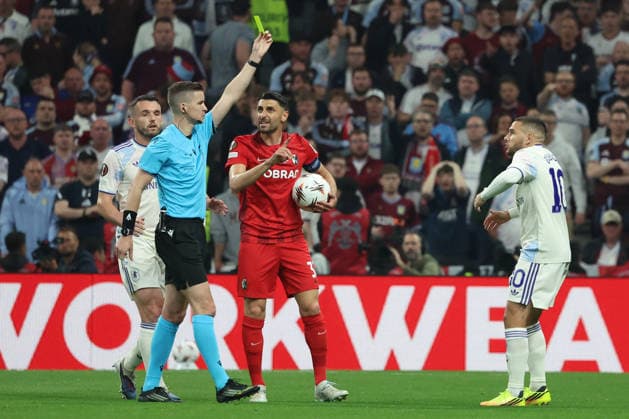 20.05.2026, xrekx, Fussball Europa League Finale 2026, SC Freiburg - Aston Villa v.l. Schiedsrichter Referee Francois Letexier (Frankreich) zeigt Emiliano Buendia (Aston Villa FC) die gelbe Karte Vincenzo Grifo (SC Freiburg) (DFL DFB REGULATIONS PROHIBIT ANY USE OF PHOTOGRAPHS as IMAGE SEQUENCES and or QUASI-VIDEO) Istanbul