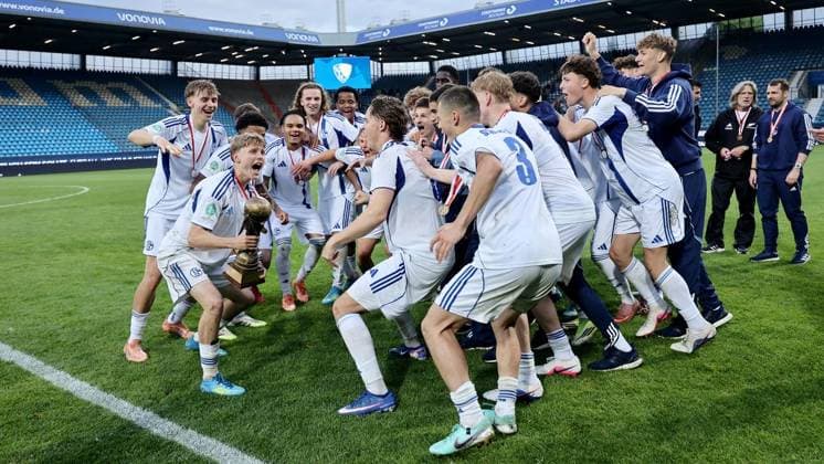 Finale U19-Westfalenpokal VfL Bochum - FC Schalke 04 ** NUR FÜR REDAKTIONELLE ZWECKE ** EDITORIAL USE ONLY **<p>Schalke feiert den 5:2 Sieg nach dem U19 Westfalenpokalfinale zwischen dem VfL Bochum und FC Schalke 04 am 20. Mai 2026 im Vonovia Ruhrstadion in Bochum. Deutschland Nordrhein-Westfalen Bochum Copyright: ChristofxKöpsel
